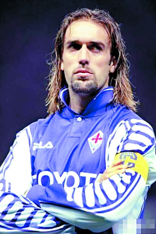 00：16 公牛发疯失控撞伤群众，民警20米外一枪精准毙命