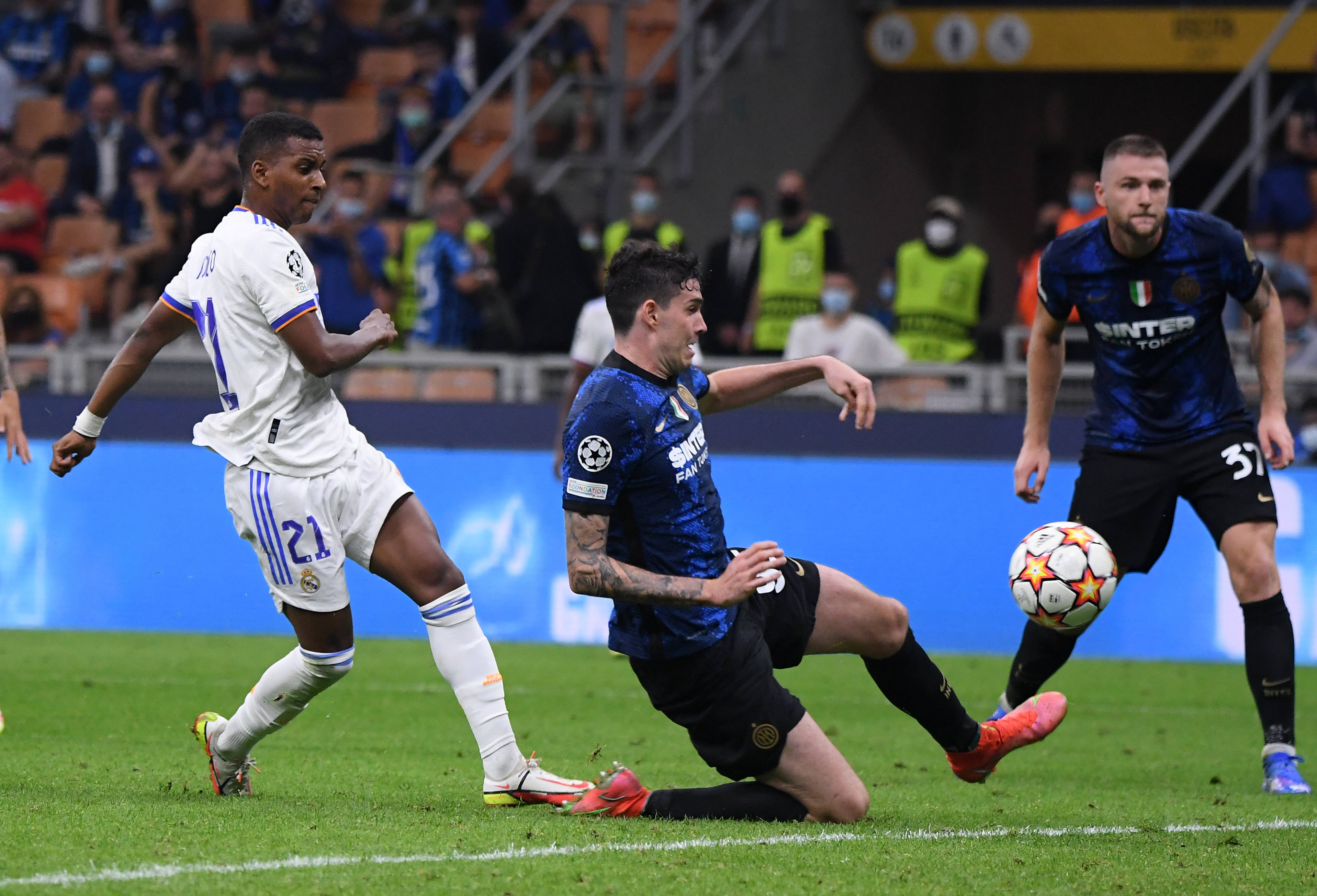 约翰逊反击妙传 贺希宁追身三分命中