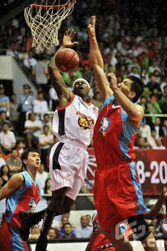 篮球火箭主力球员赛后接受采访