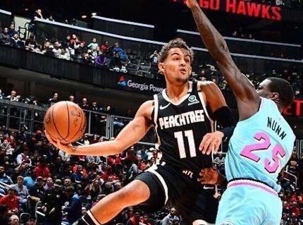 有爱，埃德森用手语向一名聋哑女球童示意：我爱你