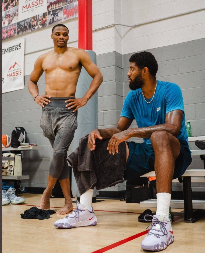 而且克莱只是球队老三，你让欧文，小卡，巴特勒进联盟就跟库里组合，有库里吸引包夹，得分会比现在低吗？／／[@💭 、L]：值得一提的是：克莱伤了两年没打比赛